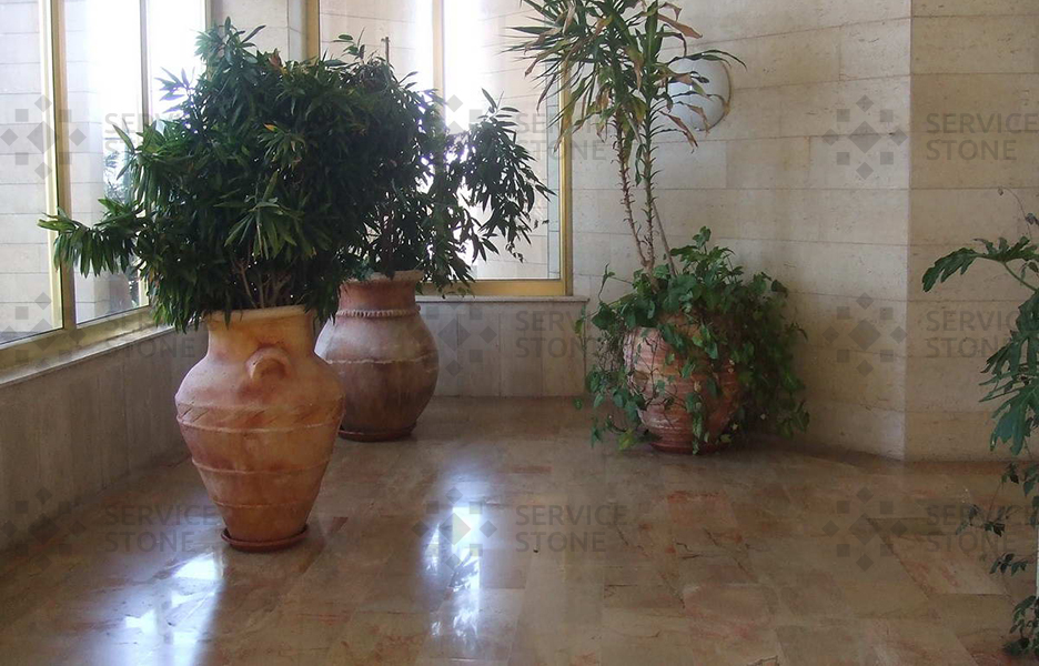 Облицовка пола мрамором в офисном здании