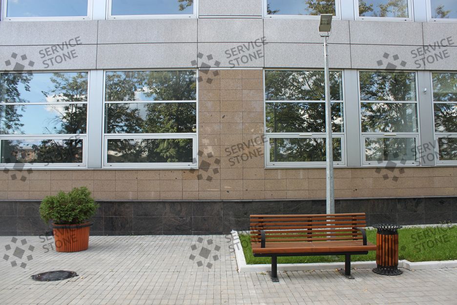 облицовка гранитом цоколя и фасада здания