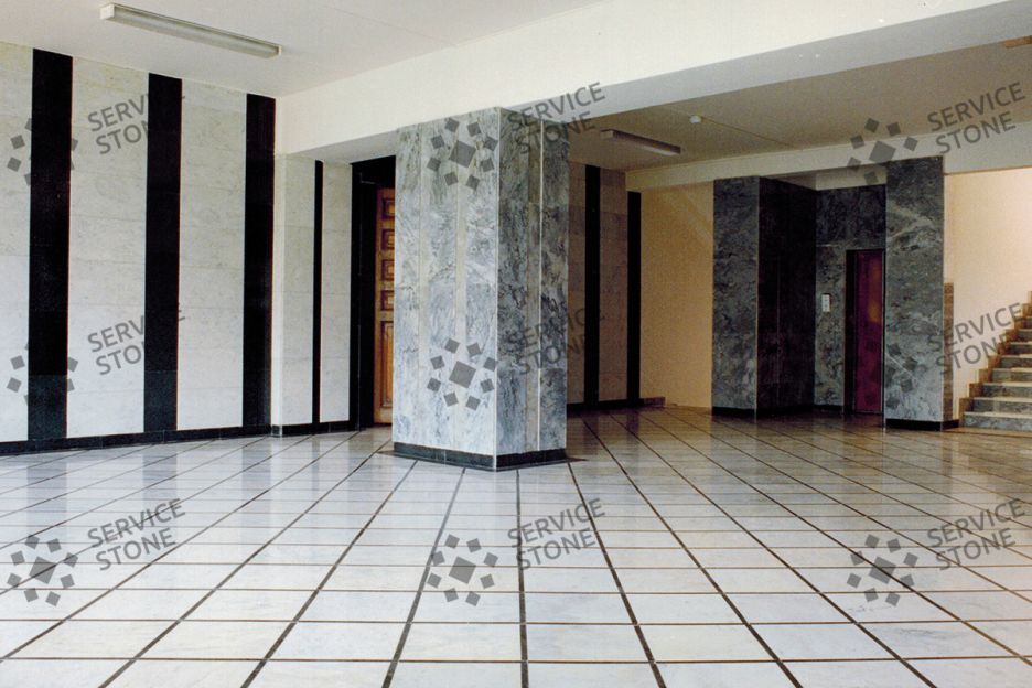 Облицовка мрамором колонн здания