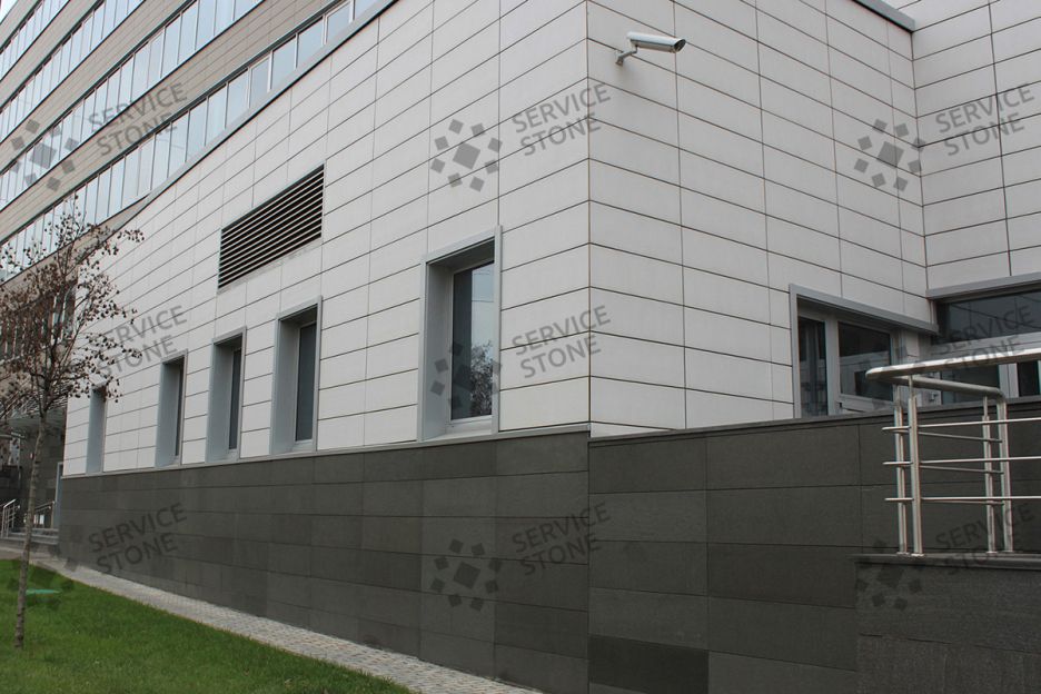 облицовка гранитом цоколя и фасада здания