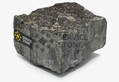 Брусчатка из лабрадорита, края пиленые, верх и низ колотые