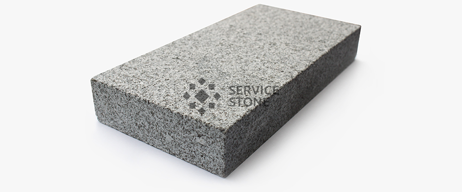 Пиленая гранитная брусчатка месторождение Sesame Black, серого цвета