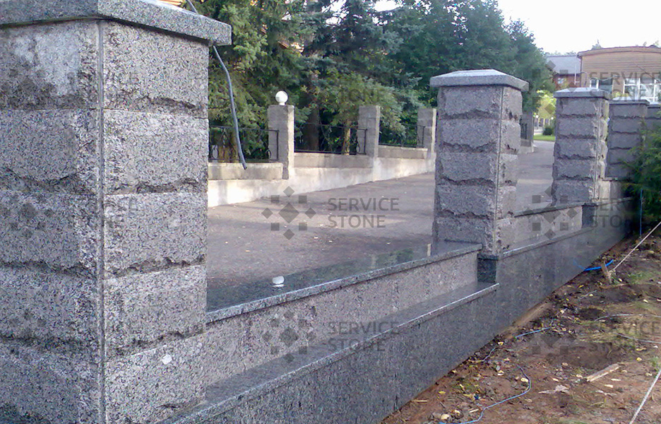 Гранитный камень